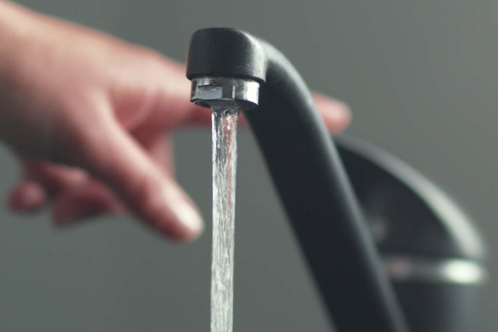 kraanwater laten lopen